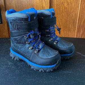 DSG brand snow boots in boys size 1.